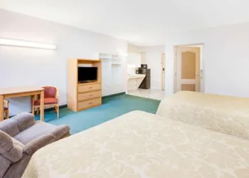 Super 8 by Wyndham Brooklyn hotel thumbnail 3