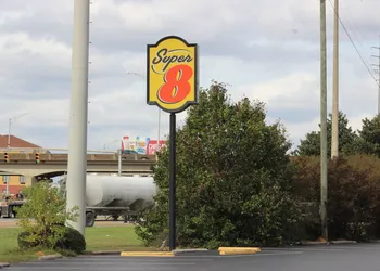 Super 8 by Wyndham Tuscaloosa hotel thumbnail 2