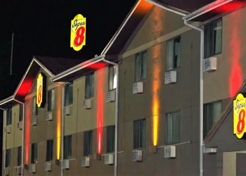 Super 8 by Wyndham Tuscaloosa hotel thumbnail 3