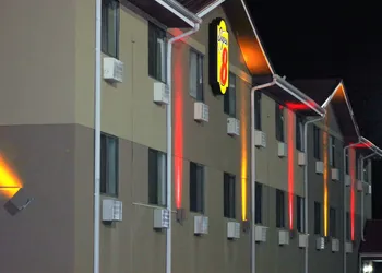 Super 8 by Wyndham Tuscaloosa hotel thumbnail 5