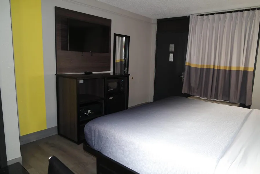 Super 8 by Wyndham Savannah hotel detail image 2