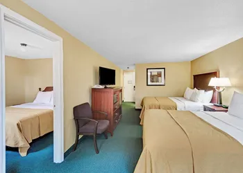 Ramada by Wyndham Kittery hotel thumbnail 3