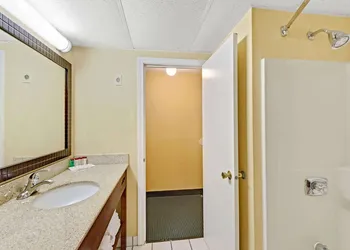 Ramada by Wyndham Kittery hotel thumbnail 5