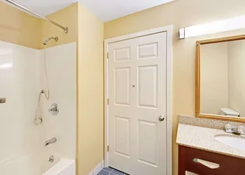 Ramada by Wyndham Kittery hotel thumbnail 6