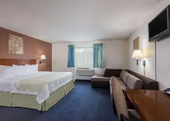 Days Inn by Wyndham Greenfield hotel thumbnail 8