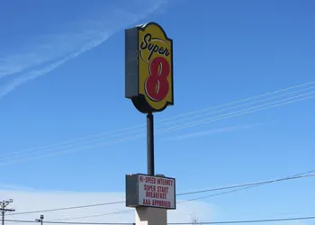 Super 8 by Wyndham Dalhart hotel thumbnail 2