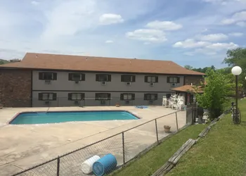 Midway Budget Inn hotel thumbnail 3