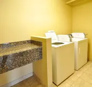 Econo Lodge Inn & Suites hotel detail image 4