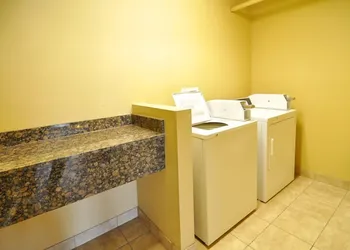 Econo Lodge Inn & Suites hotel thumbnail 4