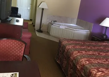Econo Lodge Inn & Suites hotel thumbnail 5