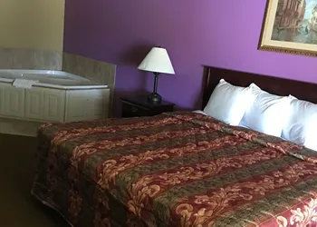 Econo Lodge Inn & Suites hotel thumbnail 6