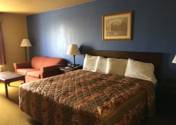 Econo Lodge Inn & Suites hotel thumbnail 8