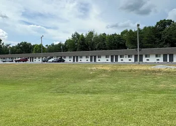 Economy Inn Crossville hotel thumbnail 2