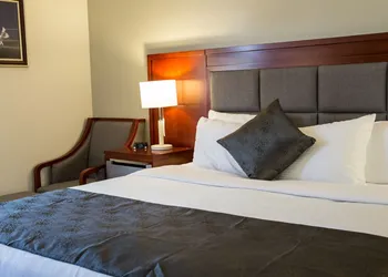 Ramada Plaza by Wyndham Chicago North Shore hotel thumbnail 6