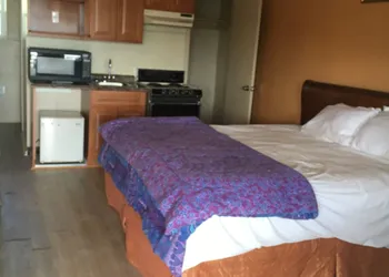 Pelican Inn and Suites hotel thumbnail 4