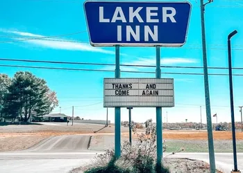 Laker Inn hotel thumbnail 2