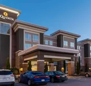 La Quinta Inn & Suites by Wyndham Forsyth hotel detail image 3