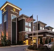La Quinta Inn & Suites by Wyndham Forsyth hotel detail image 4