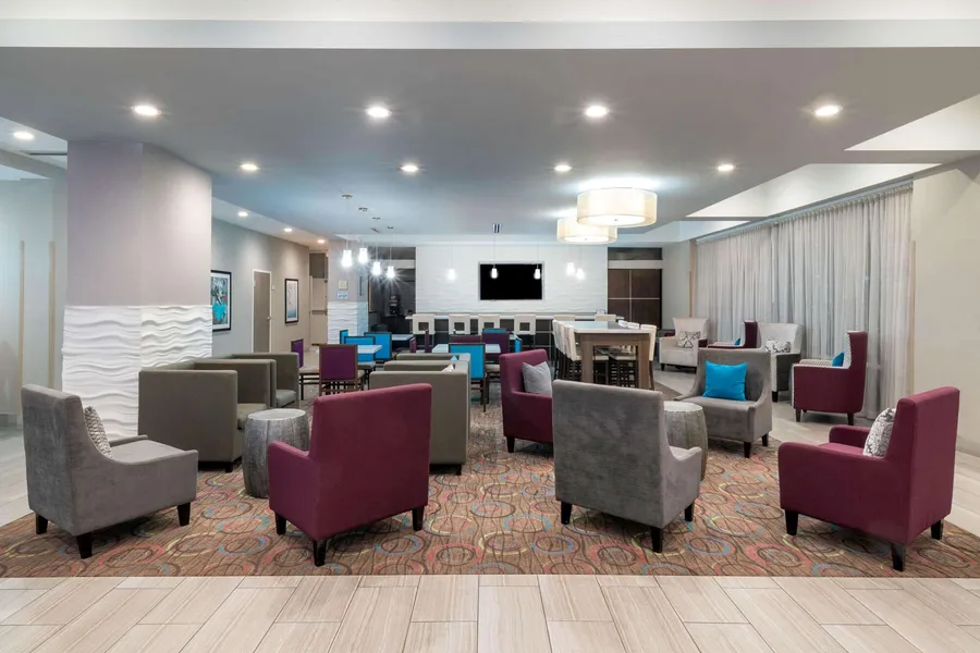 La Quinta Inn & Suites by Wyndham Forsyth hotel detail image 6