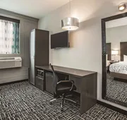 La Quinta Inn & Suites by Wyndham Baltimore Downtown hotel detail image 7
