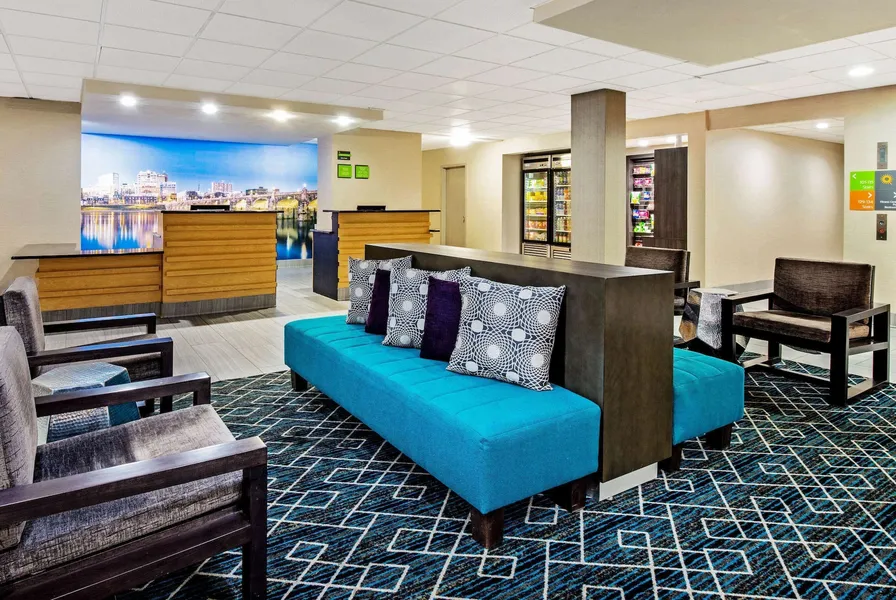 La Quinta Inn & Suites by Wyndham New Cumberland-Harrisburg hotel detail image 6