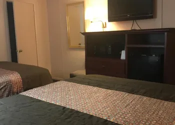 Redwood Inn hotel thumbnail 4
