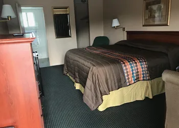 Redwood Inn hotel thumbnail 8