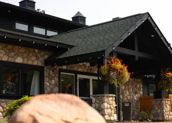 Quarterdeck Resort & Restaurant hotel thumbnail 4