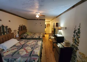 Jamesport Inn hotel thumbnail 5