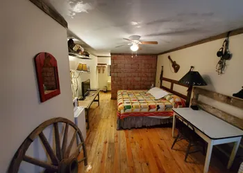 Jamesport Inn hotel thumbnail 7
