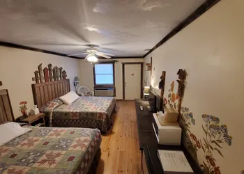 Jamesport Inn hotel thumbnail 8