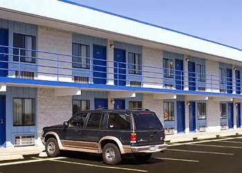 Country Host Motel hotel thumbnail 3