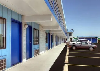 Country Host Motel hotel thumbnail 4
