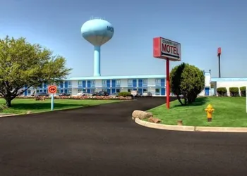 Country Host Motel hotel thumbnail 5