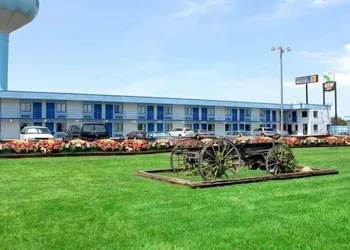 Country Host Motel hotel thumbnail 6