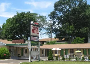 Twi-Lite Inn hotel thumbnail 7