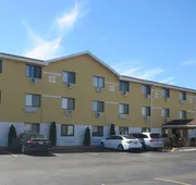 Super 8 by Wyndham Mundelein/Libertyville Area hotel detail image 3