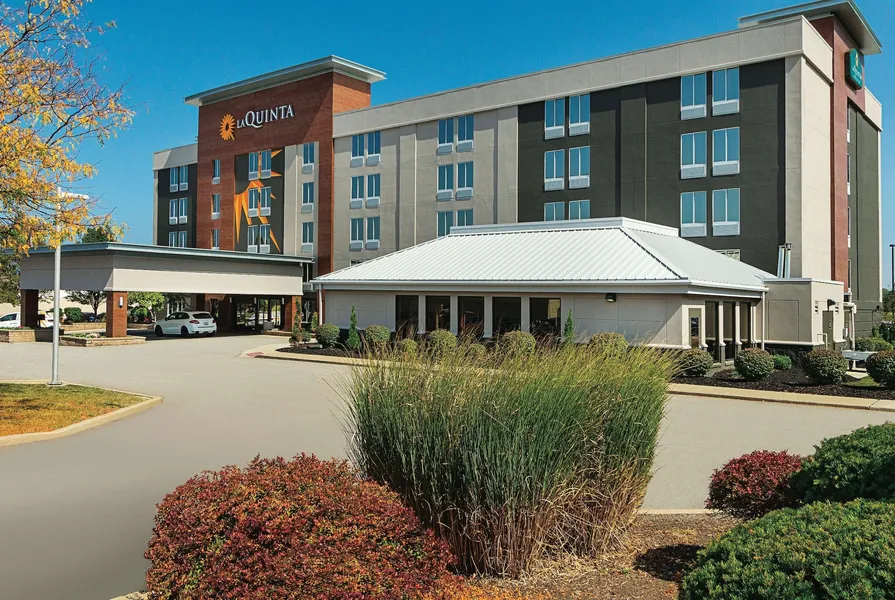 La Quinta Inn & Suites by Wyndham Cleveland Airport West hotel detail image 2