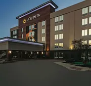 La Quinta Inn & Suites by Wyndham Cleveland Airport West hotel detail image 3