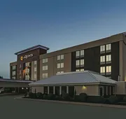 La Quinta Inn & Suites by Wyndham Cleveland Airport West hotel detail image 4