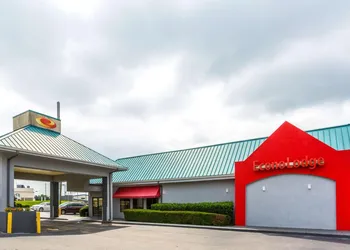 Econo Lodge - Oxmoor hotel thumbnail 3