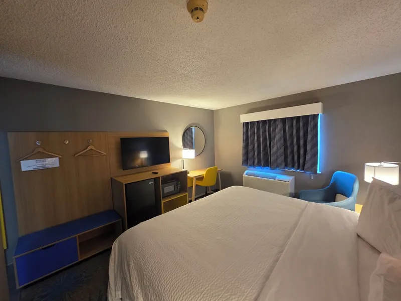 Days Inn by Wyndham Waukegan hotel detail image 2