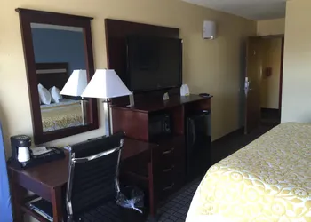 Days Inn by Wyndham New Haven hotel thumbnail 4