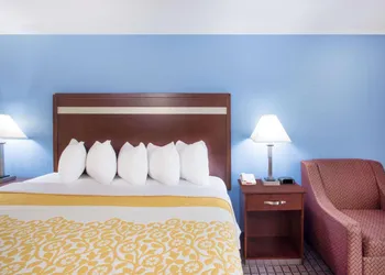 Days Inn by Wyndham New Haven hotel thumbnail 6