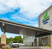 Holiday Inn Express & Suites Omaha - 120th and Maple by IHG hotel detail image 7