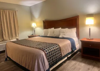 Royal Inn Suites hotel thumbnail 5