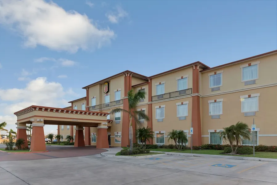 Super 8 by Wyndham Hidalgo/McAllen Area hotel detail image 2
