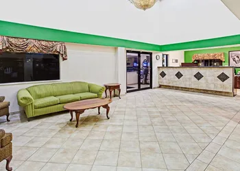 Super 8 by Wyndham Baytown / I-10 hotel thumbnail 2