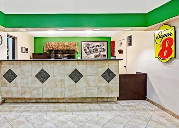 Super 8 by Wyndham Baytown / I-10 hotel thumbnail 3