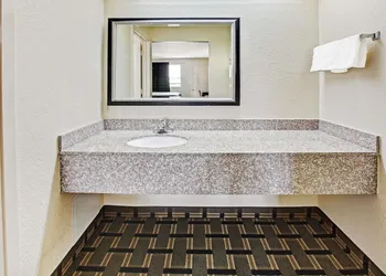 Super 8 by Wyndham Baytown / I-10 hotel thumbnail 8